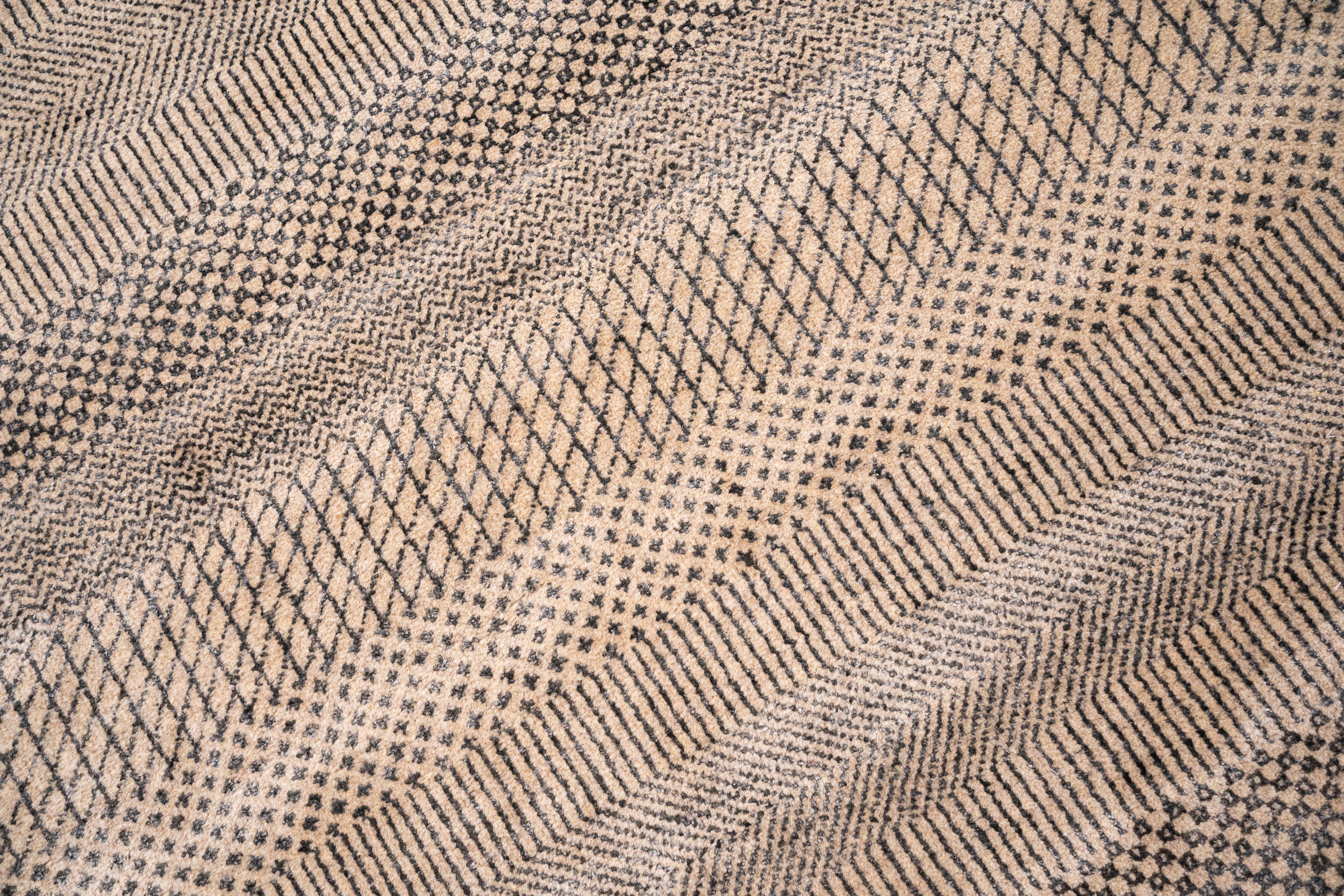 Handknotted Carpet, DIA - 112 MCN, Natural & Black
